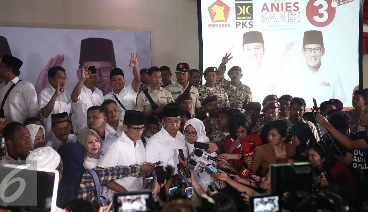 Suasana saat Calon gubernur dan wakil gubernur DKI, Anies Baswedan dan Sandiaga Uno saat memberikan keterangan kepada awak media di DPP Gerindra, Jakarta, Rabu (15/2). (Liputan6.com/Faizal Fanani)