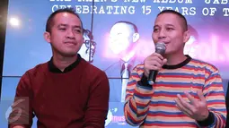 Vokalis Band The Rain Indra Prasta (kanan) memberikan keterangan pers saat rilis album ke-6 The Rain, Jakarta, Rabu (14/9). The Rain menamakan album keenam mereka "Jabat Erat".(Liputan6.com/Herman Zakharia)
