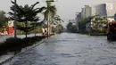 Banjir rob yang diakibatkan naiknya permukaan air laut merendam jalanan di Muara Baru, kelurahan Penjaringan, Jakarta Utara, Kamis (7/12). Rob tinggi membuat tanggul tidak mampu menahan air laut sehingga membanjiri jalanan. (Liputan6.com/Johan Tallo)