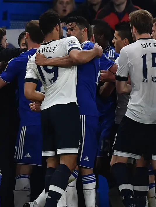 Penyerang Chelsea, Diego Costa terlihat menarik baju Gelandang Tottenham, Mousa Dembele pada Liga Inggris di Stamford Bridge di London pada tanggal 2 Mei 2016. Diketahui Costa Bertengkar dengan pelatih Antonio Conte. (AFP Photo/Ben Stansall)