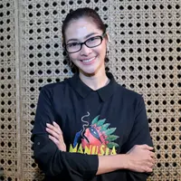 Darah seni memang sudah mengalir di tubuh Maudy Koesnaedi. Senang berkecimpung di dunia teater, Maudy sangat bahagia ketika mendapat tawaran bergabung di pagelaran teaterikal puisi Manusia Istana. (Adrian Putra/Bintang.com)