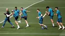 Para pemain Real Madrid melakukan pemanasan saat sesi pelatihan di Madrid, Spanyol (22/5). Madrid akan melawan Liverpool pada babak final Liga Champions yang akan berlangsung 26 Mei mendatang di Stadion NSC Olimpiyskiy di Kiev. (AFP Photo/Gabriel Bouys)