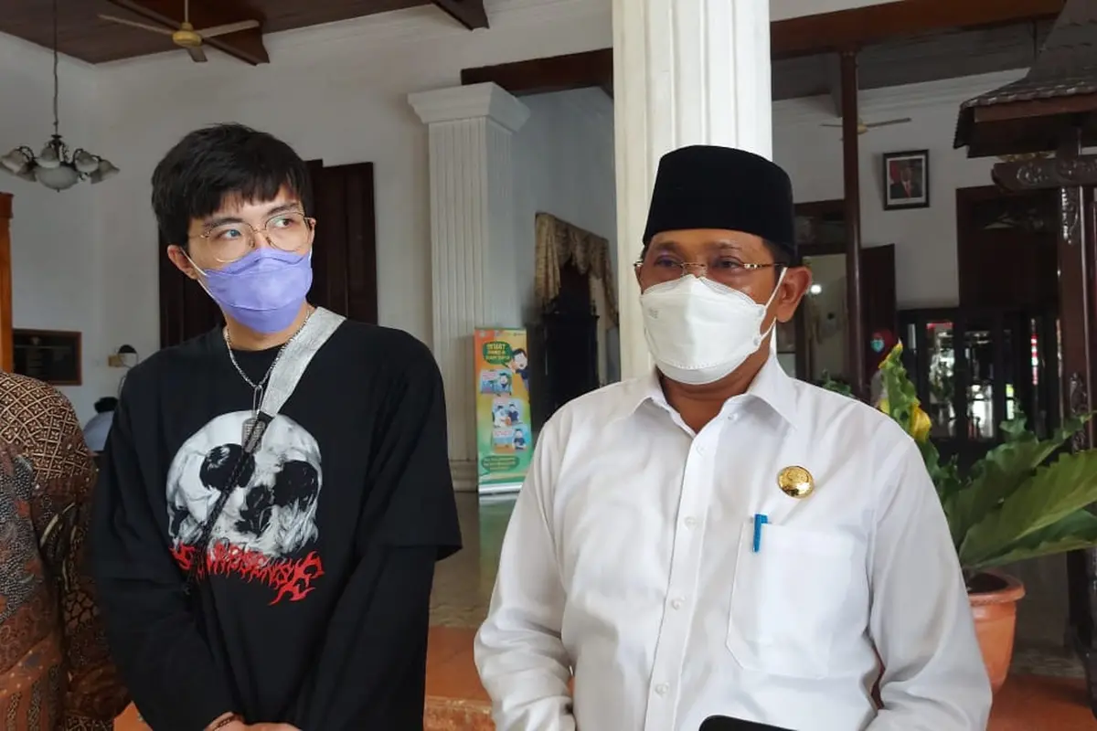 Dokter Tirta saat berkunjung ke Sidoarjo (Dian Kurniawan/Liputan6.com)