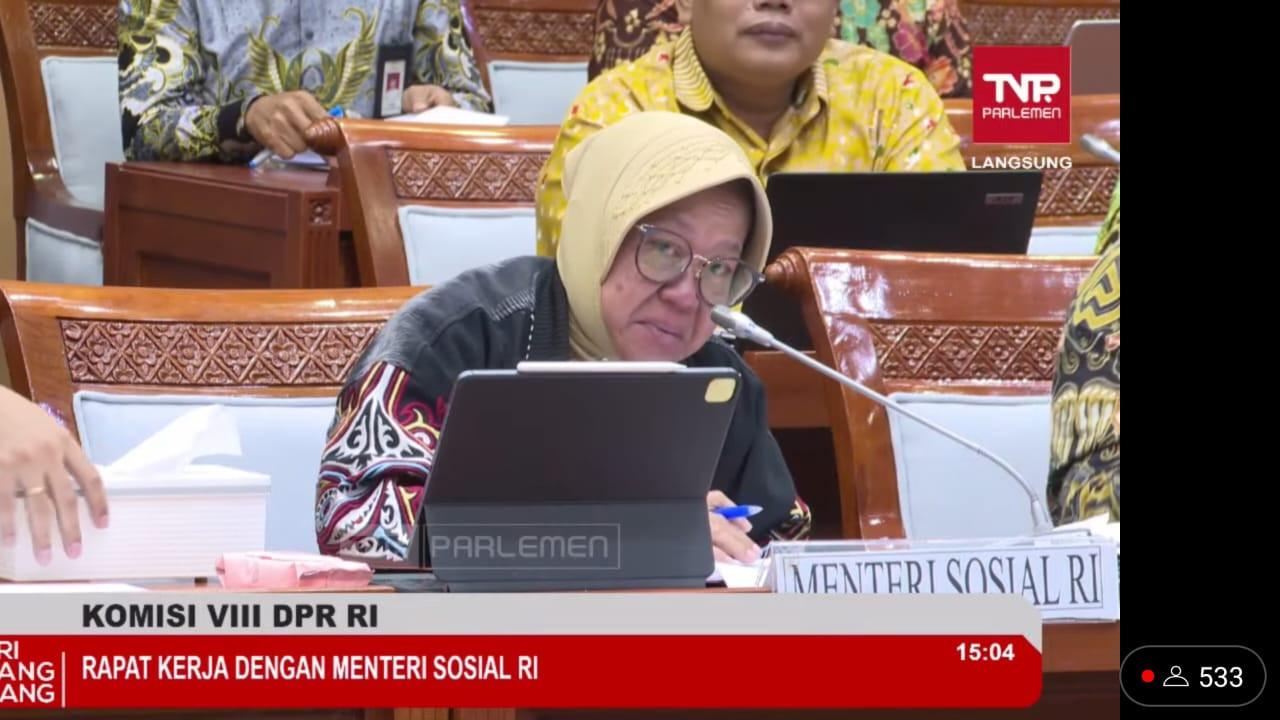 Momen Mensos Risma Menangis Saat Rapat dengan Komisi VIII DPR