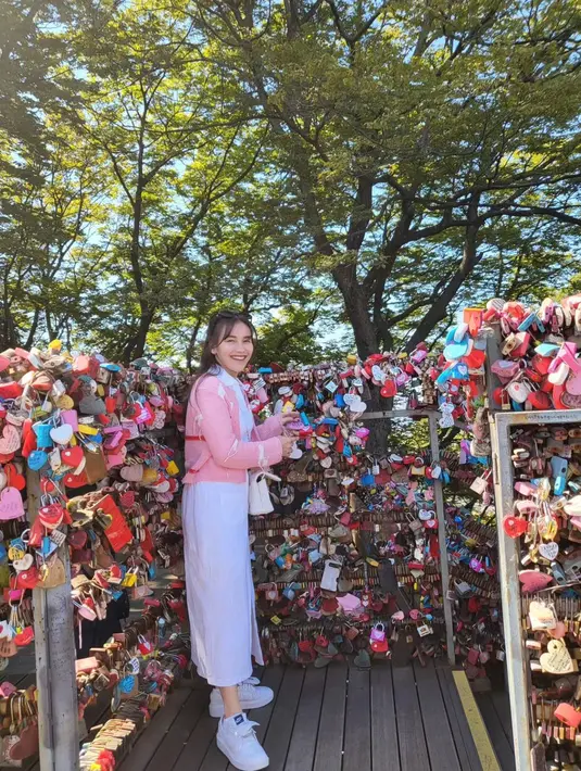 "Semoga cepet dapet jodoh amin," tulis Ayu Ting Ting membagikan momen pasang kunci di Namsan Tower. [Instagram/ayutingting92]