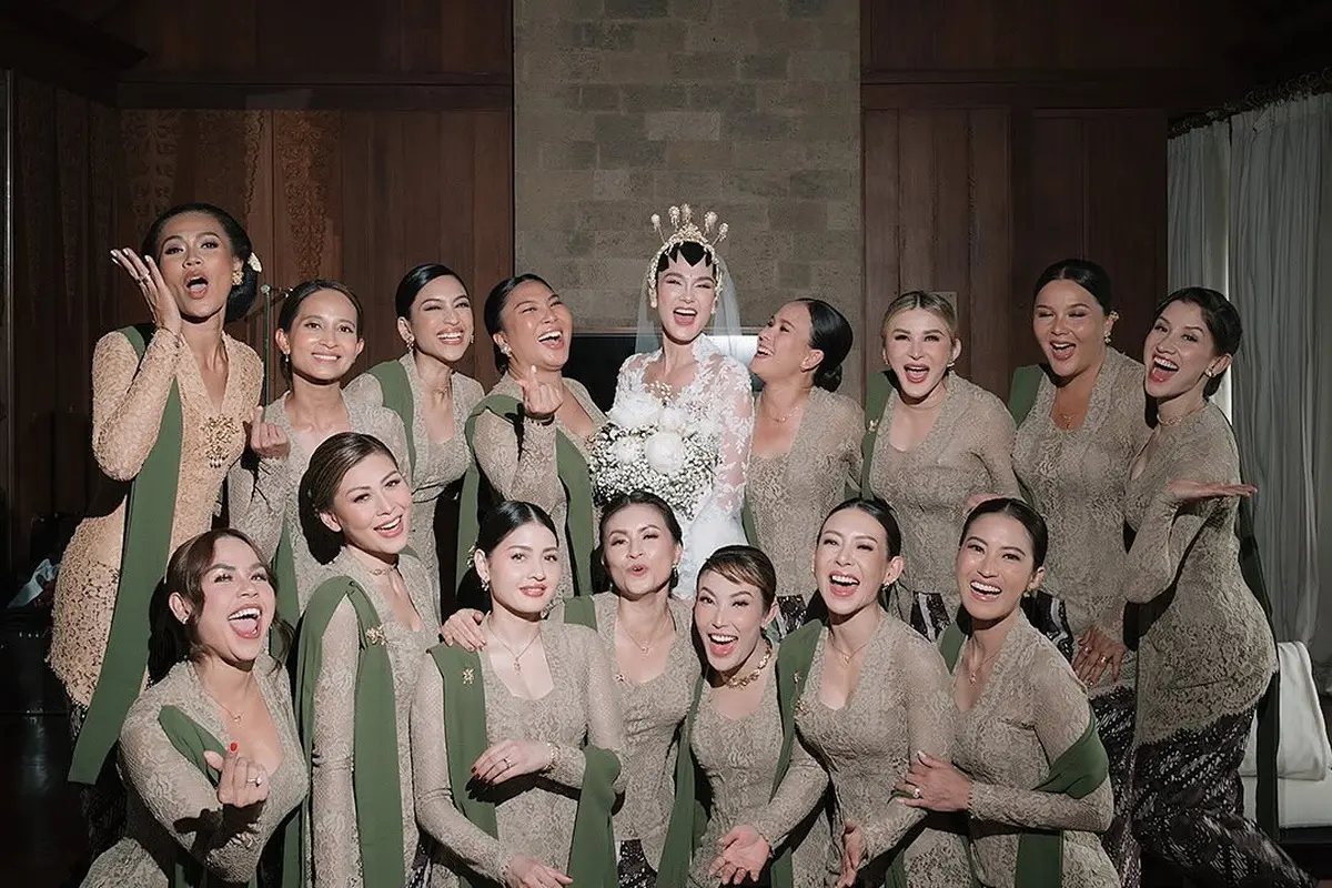 Gaya Kompak Geng Menteri Ceria Ayu Dewi dan Melaney Ricardo Jadi Bridesmaid Luna Maya, Anggun dalam Balutan Kebaya Hijau