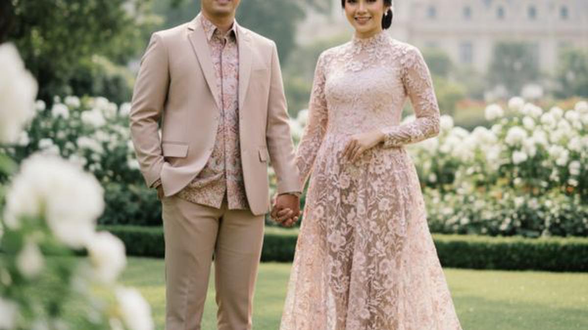 7 Inspirasi Kebaya Couple Modern untuk Lamaran&amp; Prewedding, Tampak Makin Classy Bareng Pasangan