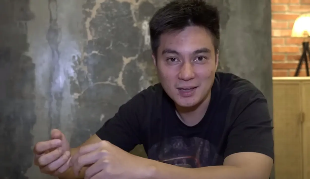 Selalu ada hikmah di balik musibah. Dalam kondisi jadi bulan-bulanan netizen +62, Baim Wong masih merasa beruntung. Pasalnya, wacana pergelaran mode sudah jernih di depan. “Untungnya saya itu sudah bilang sama mereka berempat jadi saya agak enteng. Kecuali saya enggak bilang sama mereka, tiba-tiba kita buat, kita ambil,” tutur Baim Wong. “Saya bilang Citayam ini punya banyak orang,” pungkasnya. (Foto: Dok. YouTube Baim Paula)