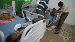 Anggota satuan tugas militer Indonesia memeriksa anak di rumah sakit setempat di Agats, Asmat, provinsi Papua Barat (26/1). (AFP/Bay Ismoyo)