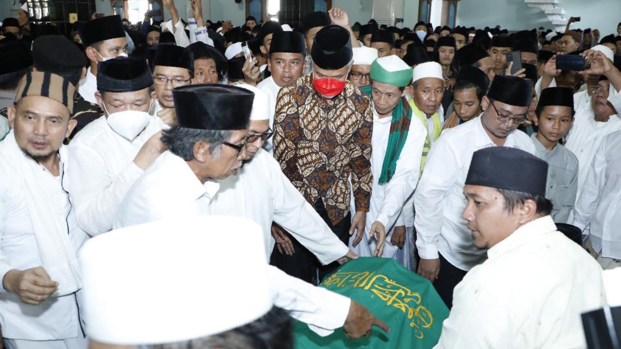 Gubernur Jawa Tengah Ganjar Pranowo melayat Mustasyar Pengurus Besara Nahdlatul Ulama (PBNU) KH Dimyati Rois di kediamannya Kampung Jagalan, RT03/02, Kutoharjo, Kaliwungu, Kabupaten Kendal, Jateng.