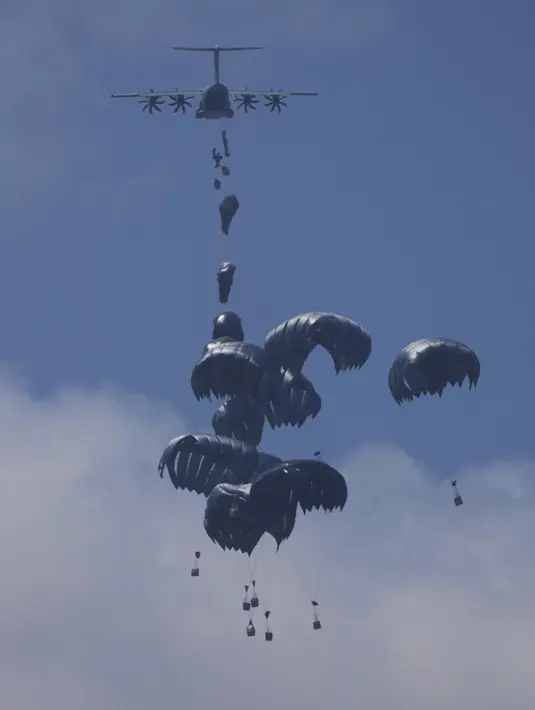 Pihak berwenang kesehatan di Gaza menyatakan situasi kelaparan terus meluas. Rumah-rumah sakit melaporkan ada tujuh kematian dalam 24 jam terakhir, termasuk dua anak-anak, akibat kelaparan dan malanutrisi. (AP Photo/Abdel Kareem Hana)