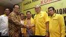 Wakil Ketua MPR Mahyudin (kiri) saat mendaftar sebagai ‎Caketum Partai Golkar di DPP Partai Golkar, Rabu (4/5). Balon Ketua Umum Partai Golkar yang mendaftar harus memenuhi persyaratan salah satunya membayar iuran sebesar 1 M. (Liputan6.com/Johan Tallo)