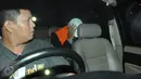 Anggota DPR Komisi III, I Putu Sudiartana menunduk di mobil tahanan usai diperiksa penyidik di KPK, Jakarta, Kamis, (30/6). Wakil Bendahara Umum di DPP Partai Demokrat itu akan ditahan di Rutan Polres Jakarta Selatan. (Liputan6.com/Helmi Afandi)
