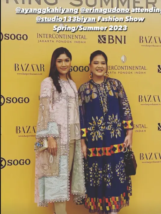 Erina Gudono sering habiskan waktu bareng keluarga Kaesang Pangarep. Mulai dari hadiri cara ulang tahun anak Kahiyang Ayu, nonton konser bareng Ibu Iriana hingga terbaru nonton fashion show bareng Kahiyang Ayu. Bahkan dalam sederet momen tersebut, kebersamaan Kahiyang Ayu bareng keluarga sang calon suami jadi sorotan hingga banjir pujian warganet. (Liputan6.com/IG/@doleytobing)