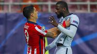 Striker Atletico Madrid, Luis Suarez, bersitegang dengan bek Chelsea, Antonio Rudiger, pada laga Liga Champions di Arena Nationala, Rumania, Rabu (24/02/2021). Chelsea menang dengan skor 1-0. (AP/Vadim Ghirda)