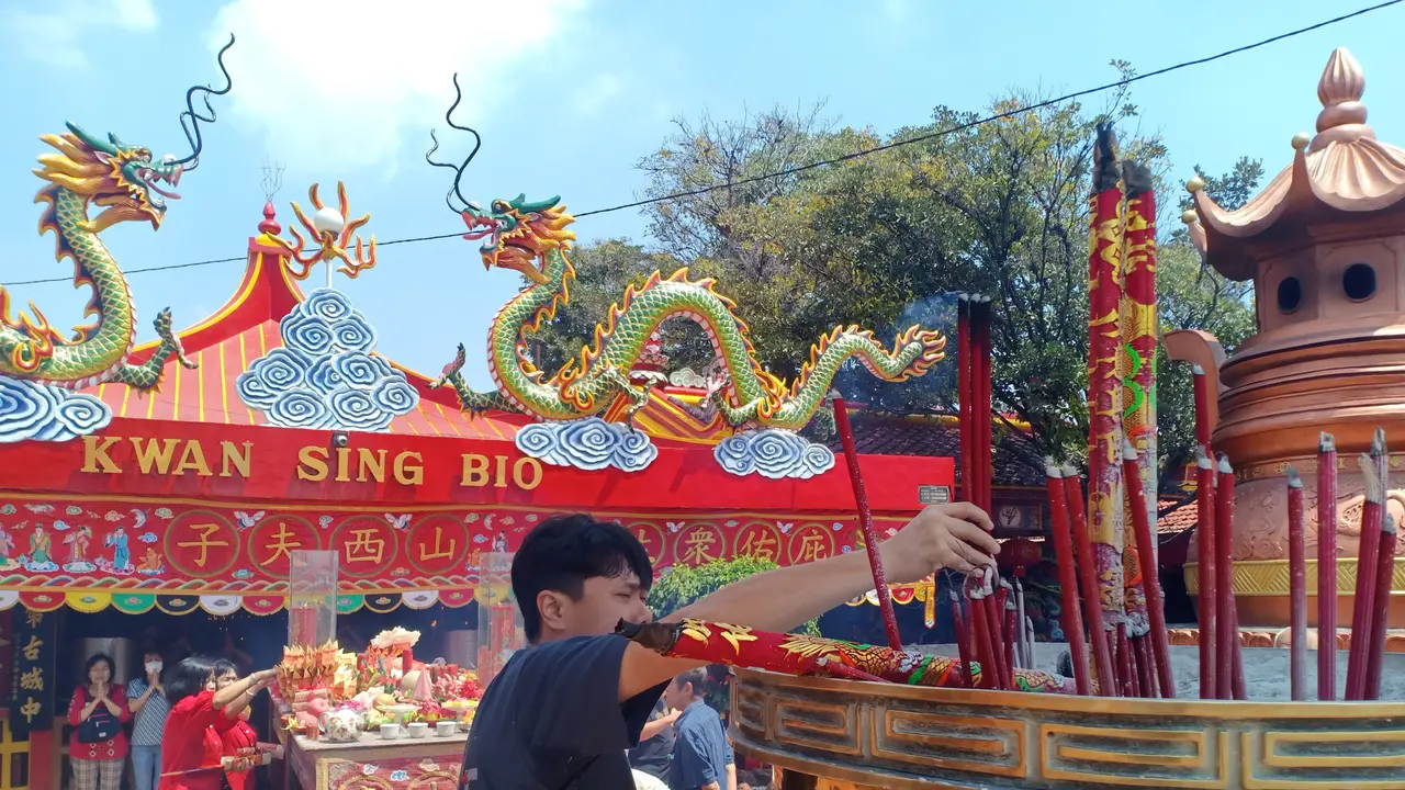 Sejumlah umat ketika menggelar ritual di Kelenteng TITD Kwan Sing Bio Tuban. (Liputan6.com/Ahmad Adirin)