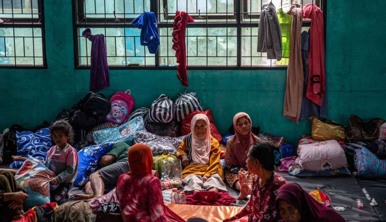Sementara ratusan warga terdampak mengungsi ke lokasi yang lebih aman. Tampak dalam foto, warga saat berada di lokasi pengungsian pasca longsor di Desa Situkung, Banjarnegara, Jawa Tengah, pada Kamis 20 November 2025. (DEVI RAHMAN/AFP)