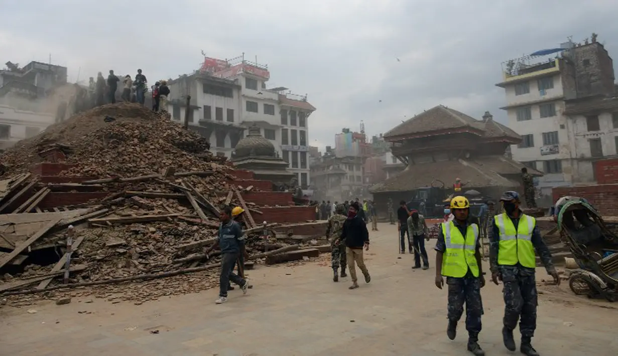Salah bangunan bersejarah Nepal yang rusak parah adalah Kathmandu Durbar Square, Minggu (26/4/2015). Gempa berkekuatan 7,8 Skala Richter itu dikabarkan telah menghancurkan ribuan rumah termasuk bangunan bersejarah (AFP Photo/Prakash Mathema)