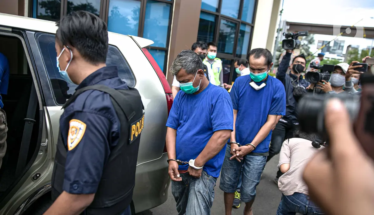 Tersangka kasus pemalsuan surat hasil rapid test COVID-19 digiring petugas saat rilis di Mapolres Jakarta Pusat, Minggu (20/12/2020). Polisi menangkap tiga tersangka beserta bukti uang hasil transaksi pemalsuan surat hasil rapid test COVID-19. (Liputan6.com/Faizal Fanani)