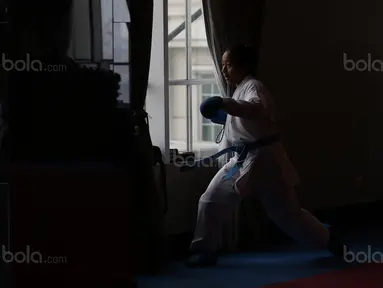 Karateka putri Indonesia, Devina Dea melakukan pemanasan sebelum berlatih sparing persiapan menuju SEA Games 2017 di The Belezza, Permata Hijau, Jakarta, Senin (10/8/2017). Karate akan bertanding pada 22-24 Agustus 2017. (Bola.com/Nicklas Hanoatubun)