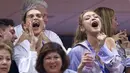 Gigi Hadid bersama Bella Hadid bersorak saat menyaksikan perempat final tunggal putri antara petenis AS, Serena Williams melawan Karolina Pliskova dari Republik Ceko pada hari ke-9 turnamen AS Terbuka di New York, Selasa (4/9). (Greg Allen/Invision/AP)