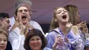 Gigi Hadid bersama Bella Hadid bersorak saat menyaksikan perempat final tunggal putri antara petenis AS, Serena Williams melawan Karolina Pliskova dari Republik Ceko pada hari ke-9 turnamen AS Terbuka di New York, Selasa (4/9). (Greg Allen/Invision/AP)
