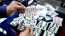 Seorang peserta pameran menunjukkan berbagai obat dalam Pameran Farmasi Asia di Dhaka, Bangladesh, Jumat (28/2/2020). Pameran yang berfokus pada produk dan layanan medis serta teknologi farmasi ini berlangsung pada28 Februari hingga 1 Maret 2020. (Xinhua/Str)