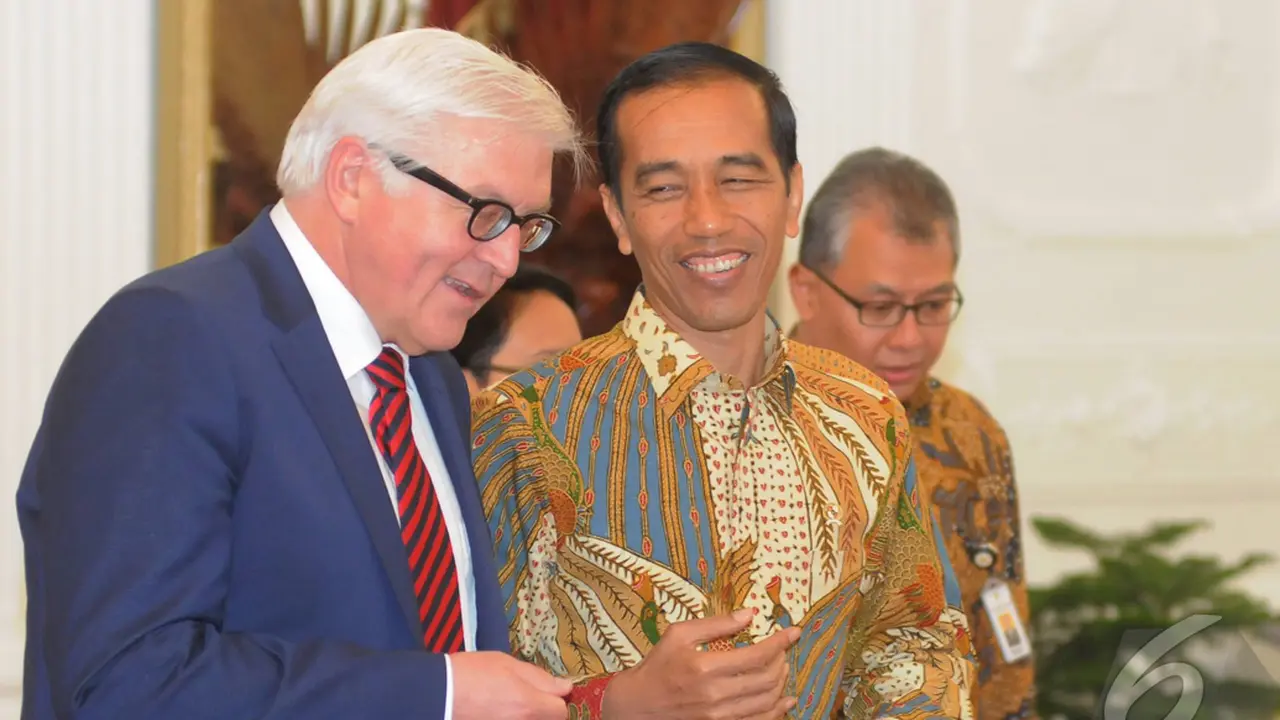 Batik Jokowi Saat Temui Menlu Jerman