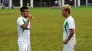 Pemain anyar Persipura Jayapura, Zulham Manik Zamrun (kiri) berbincang dengan Lim Jun Sik usai berlatih di Lapangan C Senayan, Jakarta, Senin (16/2/2015). (Liputan6.com/Helmi Fithriansyah)