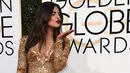 Bintang Bollywood Priyanka Chopra memeriahkan gelaran red carpet Golden Globe 2017 di California, Minggu (8/1). Priyanka tampil memukau mengenakan gaun panjang warna emas dari Ralph Lauren yang berbelahan dada rendah. (Jordan Strauss/Invision/AP)