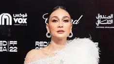 Luna Maya mengenakan gaun putih bertema bulu rasfur yang membuatnya makin anggun. Kostum bernuansa putih tersebut sukses membuatnya tampil elegan. Meski jadi pusat perhatian, namun Luna Maya justru punya perhatiannya tersendiri. (Liputan6.com/IG/@lunamaya).