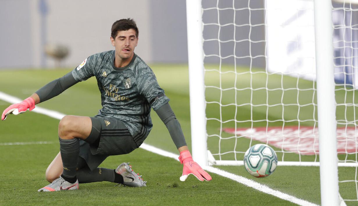 Kiper Real Madrid, Thibaut Courtois, gagal menghalau tendangan pemain Eibar, Pedro Bigas, pada laga La Liga di Estadio Alfredo Di Stefano, Senin (15/6/2020). Real Madrid menang 3-1 atas Eibar. (AP/Bernat Armangue)