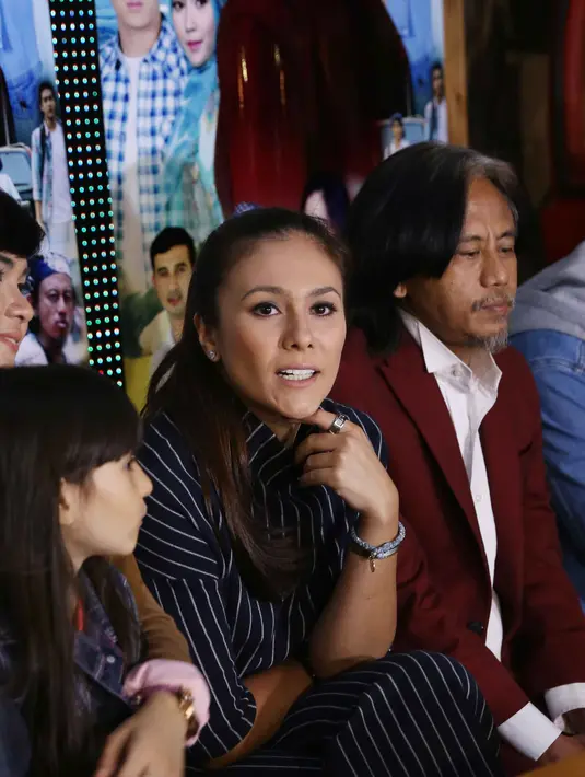 “Kalo saya sih ga malu ya mengakui bahwa saya seorang muslim yang masih belajar. Di setiap tahun saya pingin ilmu agama, sedikit-sedikit aja, tapi bertambah gitu.” aku wanita kelahiran London 35 tahun yang lalu ini. (Nurwahyunan/Bintang.com)