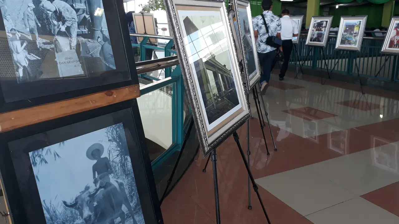 Sebanyak 1.784 buku koleksi Perpustakaan Daerah Kota Tangerang, dipamerkan dalam Pameran Perpustakaan dan Kearsipan di Mall CBD Ciledug, Kota Tangerang. (Liputan6.com/Pramita Tristiawati)
