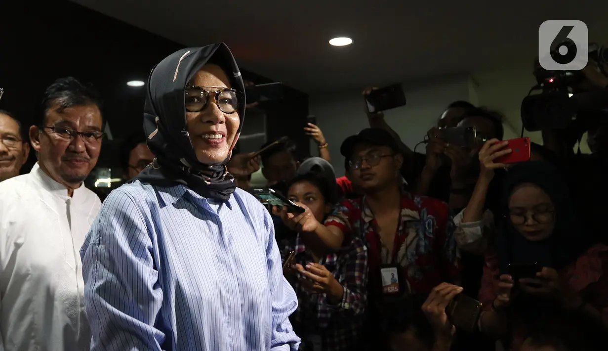 Mantan Dirut Pertamina Karen Agustiawan menyampaikan keterangan usai keluar dari Rutan Salemba Cabang Kejaksaan Agung, Jakarta, Selasa (10/3/2020). Majelis hakim kasasi MA berpandangan perbuatan Karen bukanlah tindak pidana namun murni keputusan bisnis. (Liputan6.com/Johan Tallo)