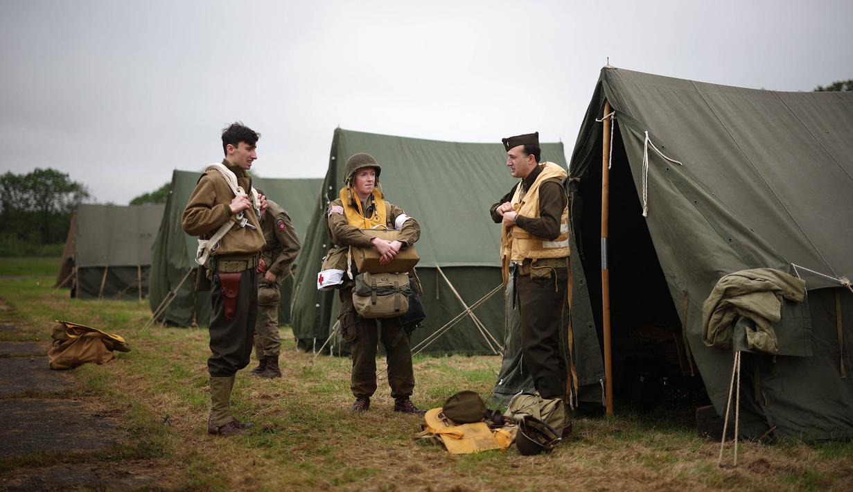 Para peraga ini berkumpul untuk memperingati 80 tahun pendaratan D-Day. (HENRY NICHOLLS/AFP)