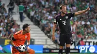 Pemain Bayern Munchen, Harry Kane (kanan), berusaha mencetak gol ke gawang Werder Bremen dalam pertandingan perdana Liga Jerman 2023/2024 yang berlangsung di Wohninvest Weserstadion, Jerman, Sabtu (19/8/2023) dini hari WIB. (AFP/Ina Fassbender)