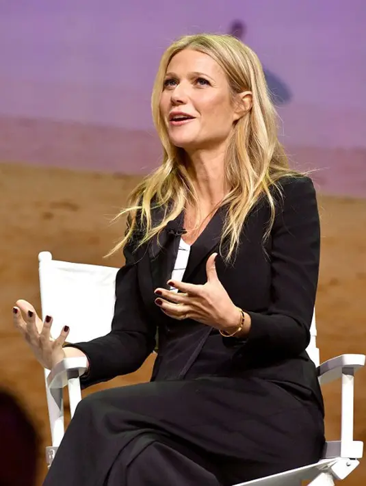 “Ketika ayahku didiagnosa, aku mulai untuk menjauhkan hal-hal tersebut. Aku pun berangkat memulai dengan disiplin melakukan diet macrobiotic, dan termotivasi dengan rasa sakit,” ucap Paltrow. (AFP/Bintang.com)