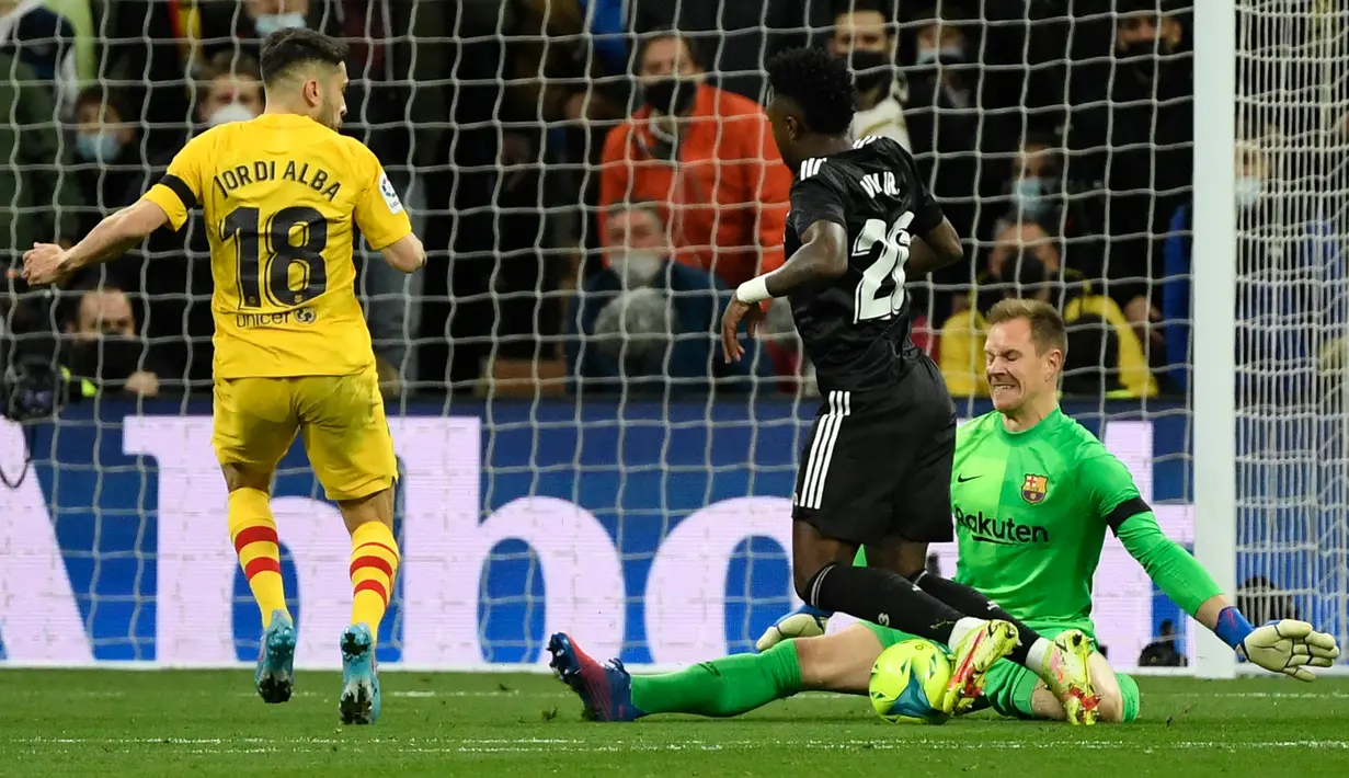 Di Liga Spanyol, partai El Clasico (20/3/2022) di markas Real Madrid menjadi milik Barcelona dengan kemenangan telak 4-0. Tensi panas terjadi pada menit ke-36 saat Los Blancos tertinggal 0-1. Vinicius Junior merasa dijatuhkan Marc-Andre ter Stegen di dalam kotak penalti. (AFP/Pierre-Philippe Marcou)