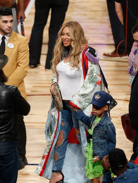 Melansir US Magazine, dalam video wawancaranya Beyonce mengatakan telah menjalin hubungan dengan Jay Z selama 15 tahun. Berawal hanya sebagai sahabat karib, mereka pun tak menyangka akan berakhir di pernikahan. (AFP/Bintang.com)