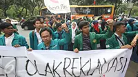 Kumpulan mahasiswa dan gabungan organisasi buruh menggelar unjuk rasa di depan Balai Kota DKI Jakarta, Rabu (20/4). Puluhan orang itu meminta Ahok untuk menghentikan proyek reklamasi di Teluk Jakarta dan penggusuran warga. (Liputan6.com/Immanuel Antonius)