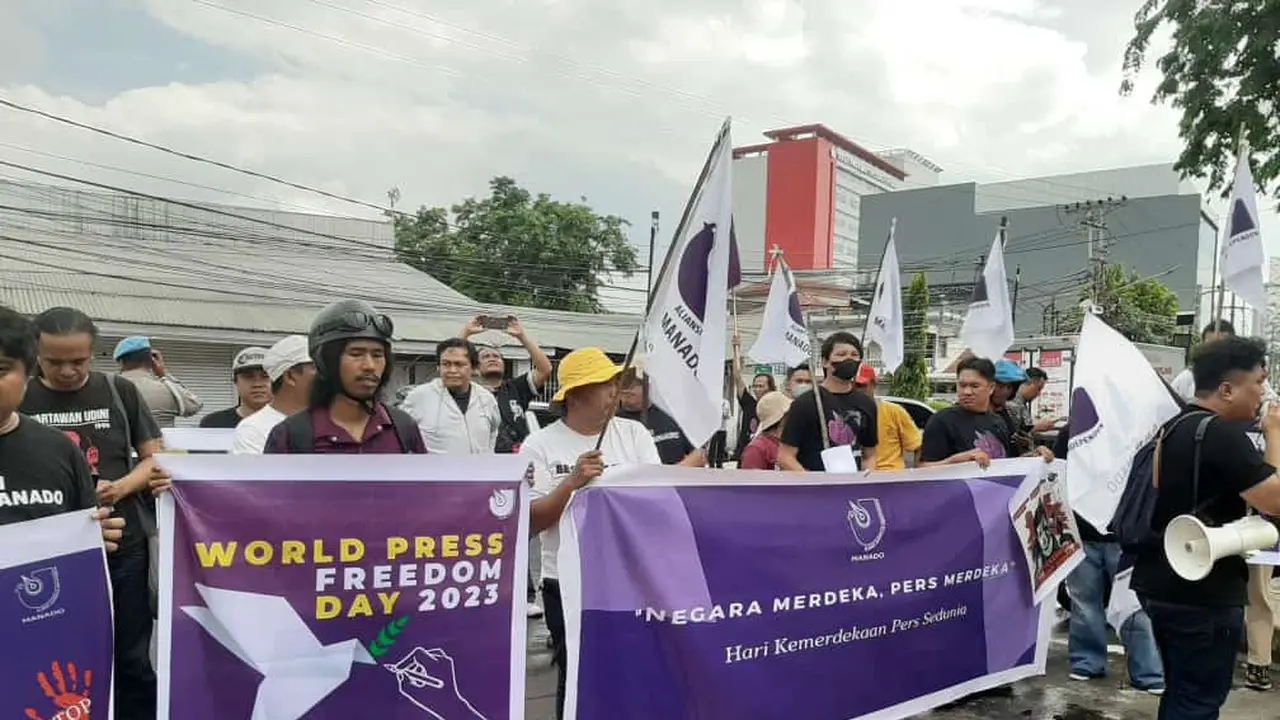 Aksi unjuk rasa AJI Manado di depan Markas Polda Sulut, Rabu (3/5/2023), untuk menuntut pengungkapan kasus tabrak lari yang menyebabkan jurnalis Riyo Noor meninggal dunia.