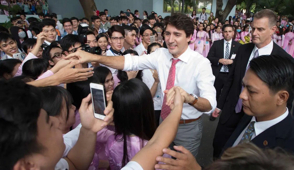 Perdana Menteri Kanada Justin Trudeau saat disambut oleh mahasiswa Universitas Ton Duc Thang di Ho Chi Minh, Vietnam, (9/11). (Adrian Wyld / Canadian Press via AP)