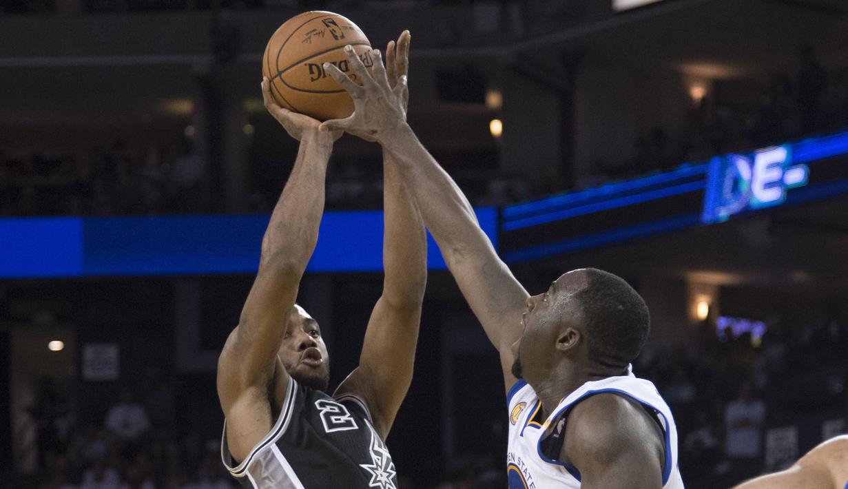 Pemain Spurs, Kawhi Leonard #2 mencoba melakukan tembakan melewati pemain Warriors, Draymond Green #23 pada laga perdana NBA di Oracle Arena, Rabu (26/10/2016) WIB. (Mandatory Credit: Kyle Terada-USA TODAY Sports)