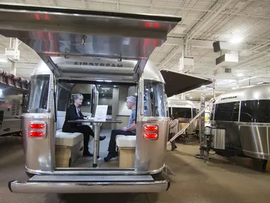 Pengunjung melihat interior trailer wisata Airstream dalam Pameran Kamping dan Kendaraan Rekreasi Musim Semi Toronto (Toronto Spring Camping & RV Show) 2020 di Toronto, Kanada (27/2/2020). (Xinhua/Zou Zheng)