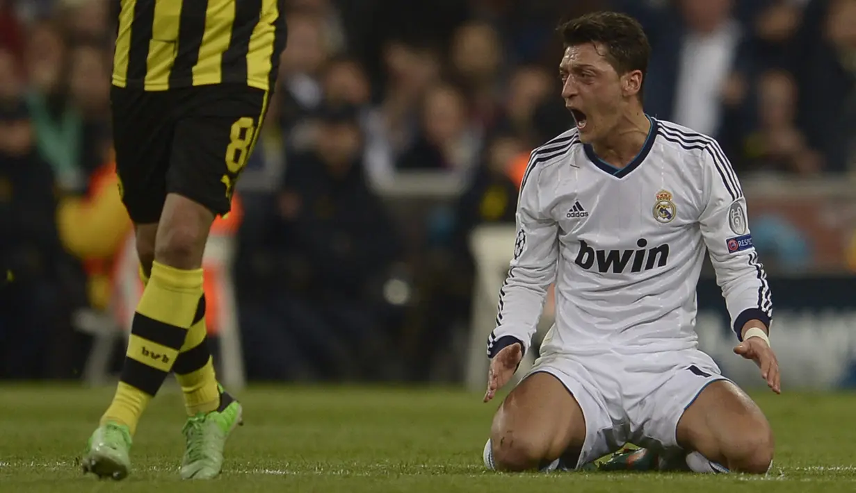 Mesut Ozil. Gelandang serang berusia 33 tahun yang telah dua musim memperkuat Fenerbahce ini pernah memperkuat Real Madrid selama 3 musim mulai 2010/2011 hingga 2012/2013. Ia didatangkan Los Blancos dari Werder Bremen pada awal musim 2010/2011 dengan nilai transfer 18 juta euro. Ia total tampil dalam 159 laga di semua ajang dengan torehan 27 gol dan 80 assist serta mampu mempersembahkan 1 gelar Liga Spanyol, 1 Copa del Rey dan 1 Supercopa Spanyol. (AFP/Dani Pozo)