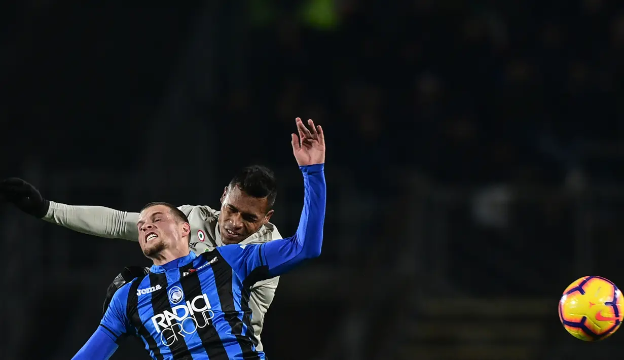 Bek Atalanta, Hans Hateboer (kiri) dan bek AS Roma Alex Sandro berebut bola saat bertanding pada perempat final Coppa Italia 2018-2019 di Stadion Atleti Azzurri d'Italia, Bergamo, Rabu (30/1). Juventus kalah 3-0 dari Atalanta. (Miguel MEDINA/AFP)