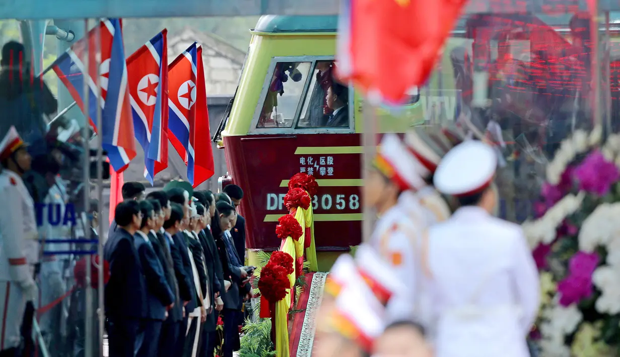 Sebuah kereta yang membawa pemimpin Korea Utara, Kim Jong-un tiba di Stasiun Dong Dang di Lang Son, Vietnam, Selasa (26/2). Kim tiba sekitar pukul 08.00 pagi waktu setempat dengan pengawalan ketat dan mendapat sambutan meriah. (AP/Minh Hoang)