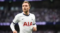 2. Christian Eriksen (Tottenham Hotspur) - Real Madrid adalah klub yang paling getol memburu jasa  pria Denmark ini. Belum ada sinyal perpanjangan kontrak dari the Lillywhites membuatnya bisa berlabuh ke Santiago Bernabeu musim depan. (AFP/Daniel Leal-Olivas)