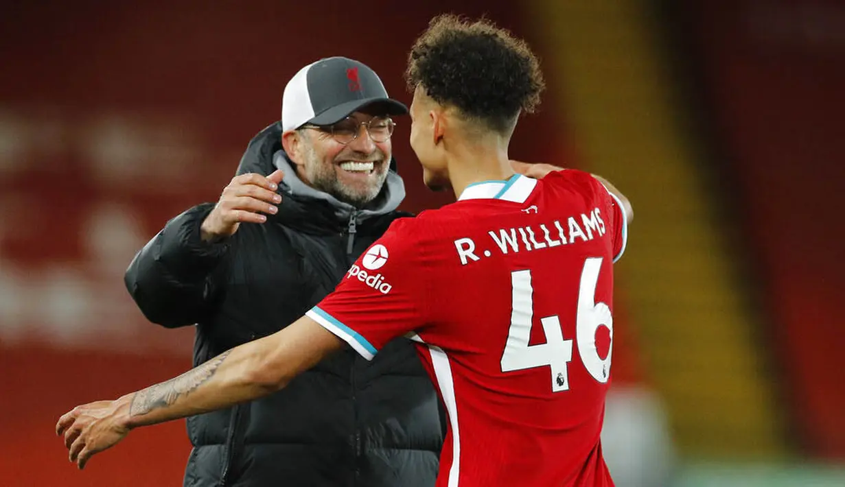 Pelatih Liverpool, Jurgen Klopp, merayakan kemenangan atas Southampton bersama Rhys Williams pada laga Liga Inggris di Stadion Anfield, Minggu (9/5/2021). Liverpool menang dengan skor 2-0. (Phil Noble/Pool via AP)